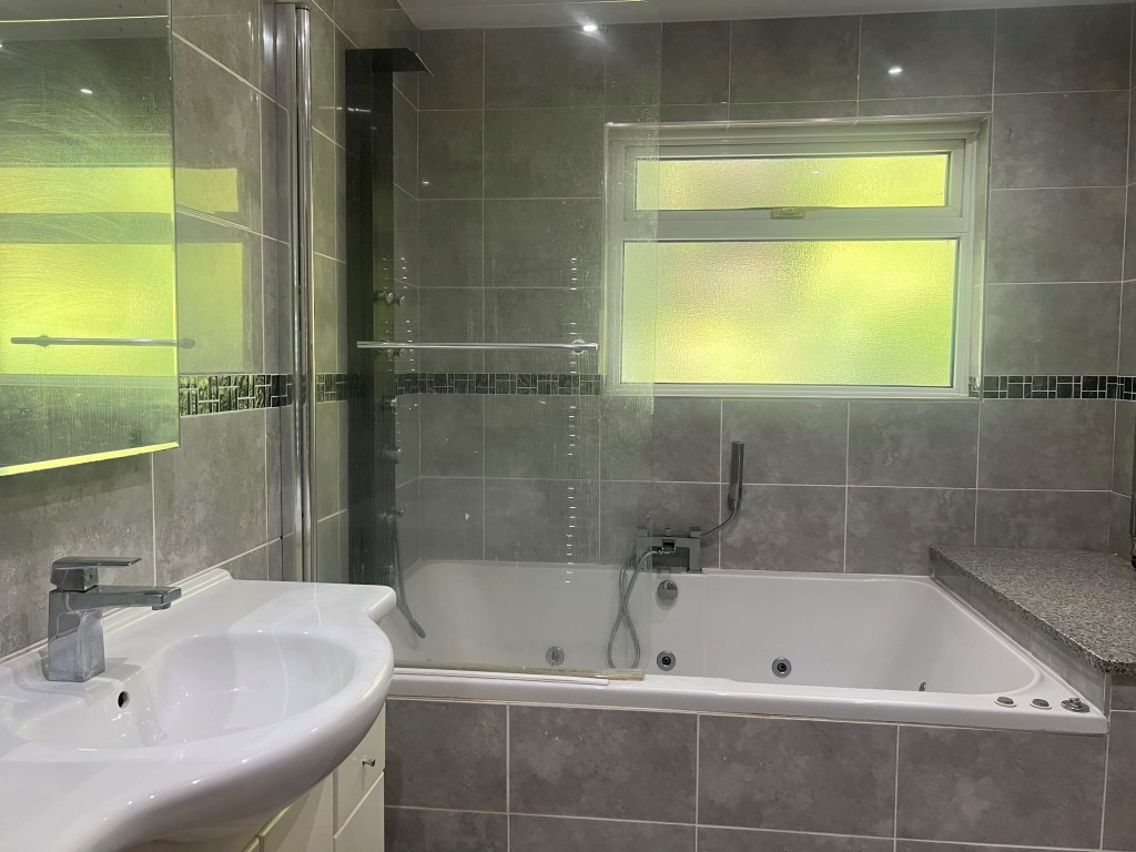 Lot: 148 - DETACHED FOUR-BEDROOM BUNGALOW WITH DOUBLE GARAGE AND GOOD SIZE GROUNDS FOR UPDATING - Bathroom
